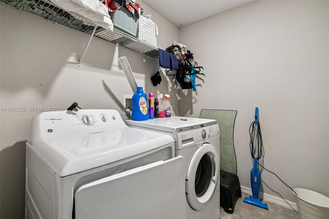 En Venta: $385,000 (6 camas, 3 baños, 2614 Pies cuadrados)