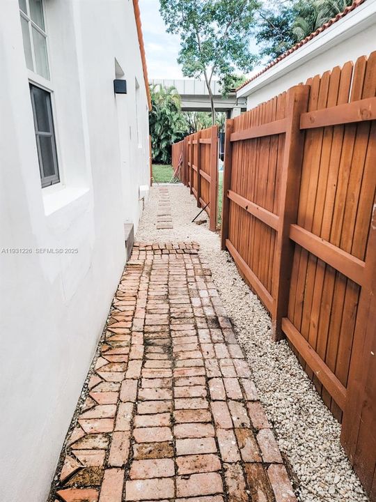 待售: $1,100,000 (3 贝兹, 2 浴室, 1588 平方英尺)