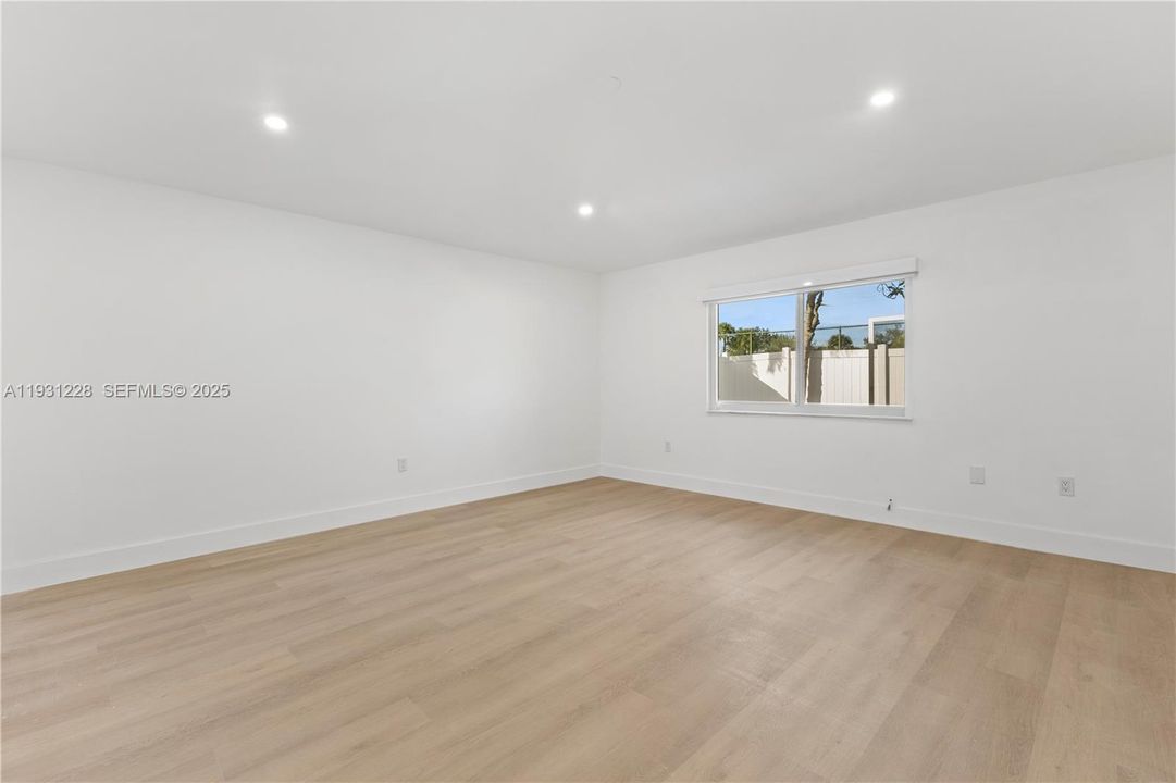 Под контрактом: $5,200 (4 спален, 2 ванн, 2250 Квадратных фут)