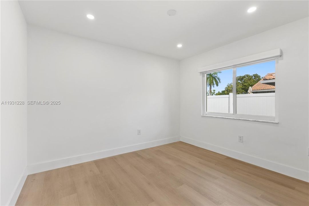 Под контрактом: $5,200 (4 спален, 2 ванн, 2250 Квадратных фут)