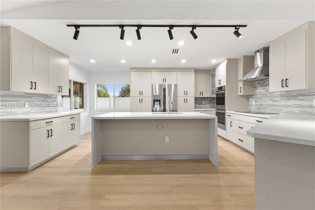 Под контрактом: $5,200 (4 спален, 2 ванн, 2250 Квадратных фут)