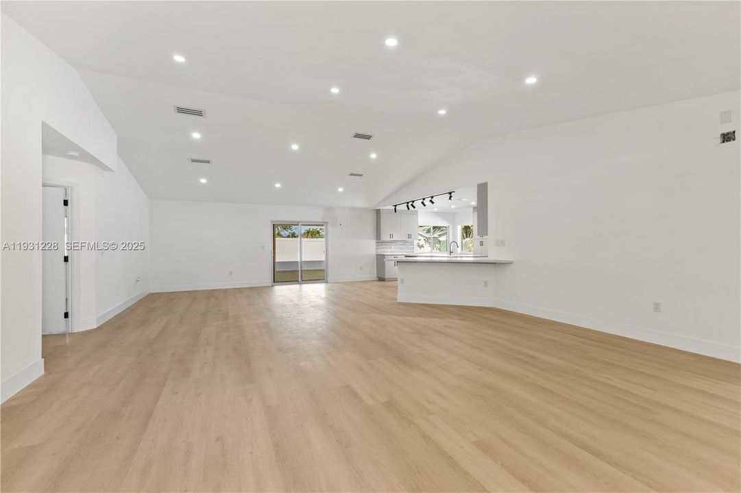 Под контрактом: $5,200 (4 спален, 2 ванн, 2250 Квадратных фут)