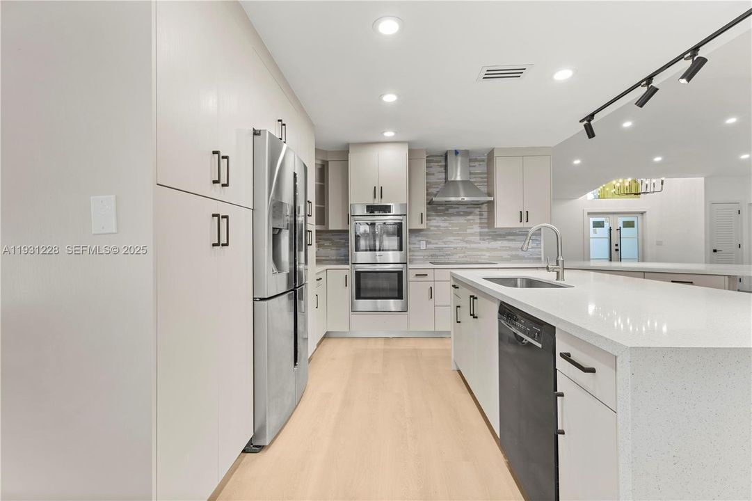 Под контрактом: $5,200 (4 спален, 2 ванн, 2250 Квадратных фут)