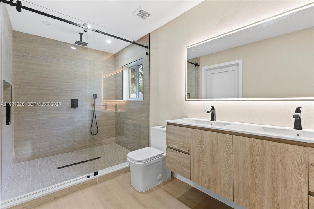 Под контрактом: $5,200 (4 спален, 2 ванн, 2250 Квадратных фут)