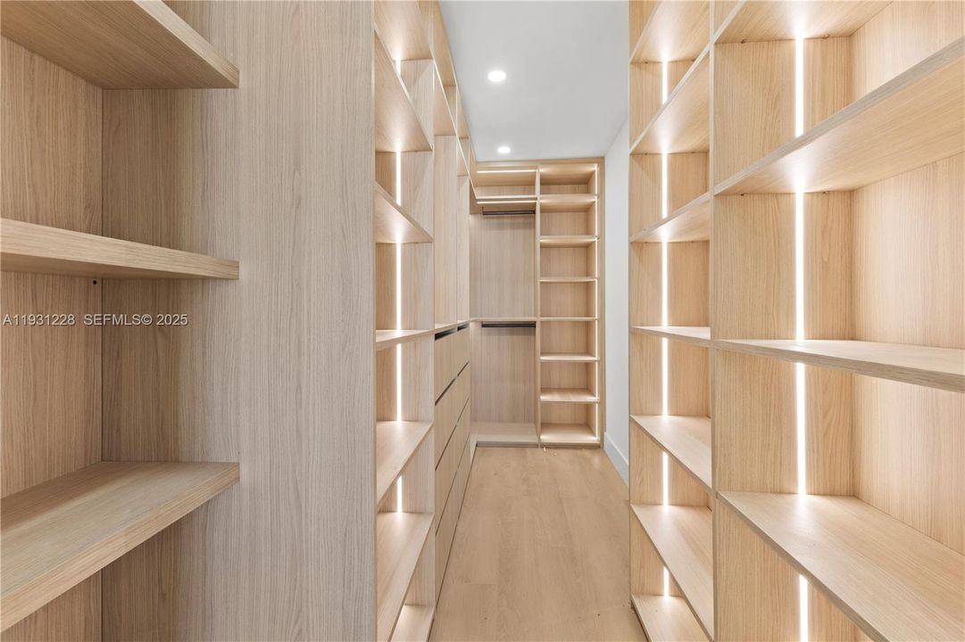 Под контрактом: $5,200 (4 спален, 2 ванн, 2250 Квадратных фут)