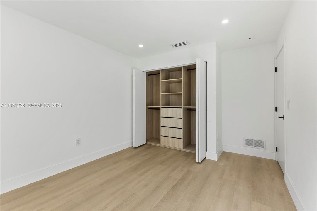 Под контрактом: $5,200 (4 спален, 2 ванн, 2250 Квадратных фут)