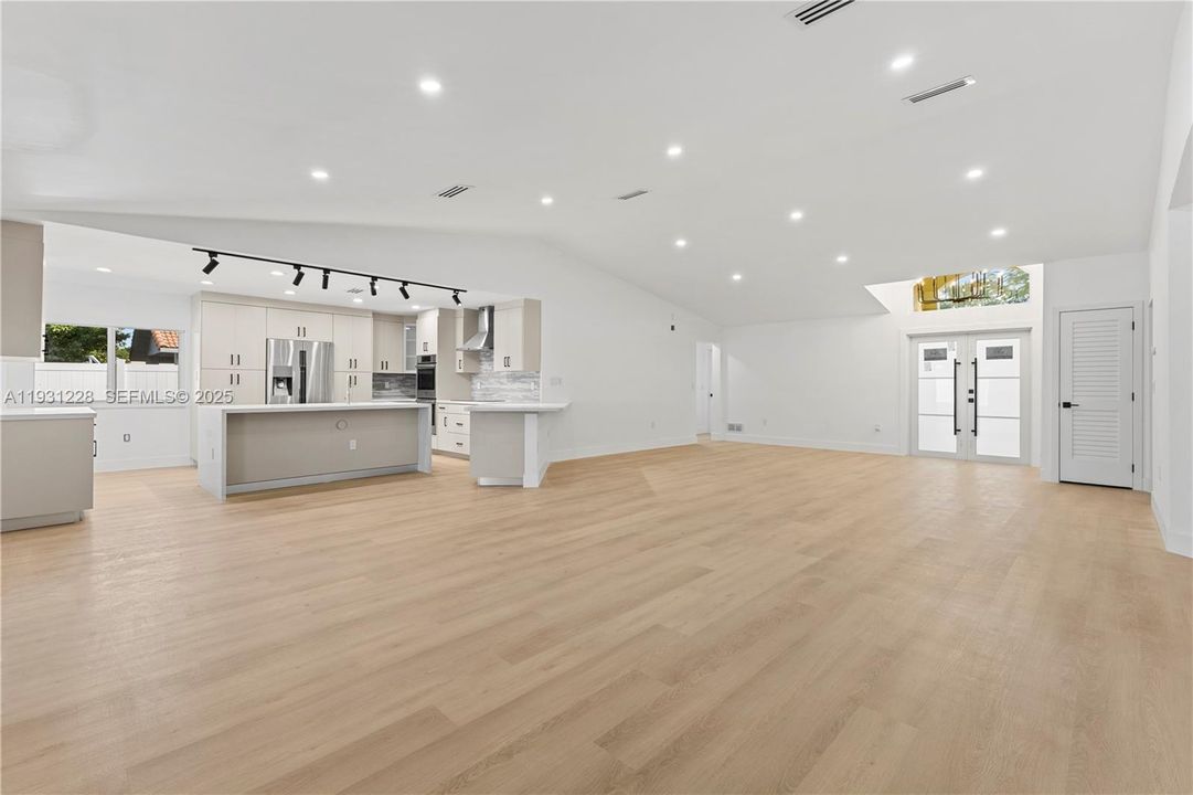 Под контрактом: $5,200 (4 спален, 2 ванн, 2250 Квадратных фут)