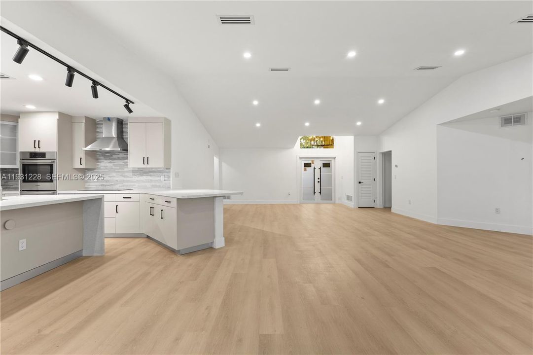 Под контрактом: $5,200 (4 спален, 2 ванн, 2250 Квадратных фут)