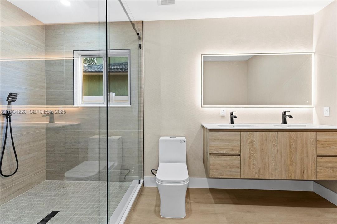 Под контрактом: $5,200 (4 спален, 2 ванн, 2250 Квадратных фут)