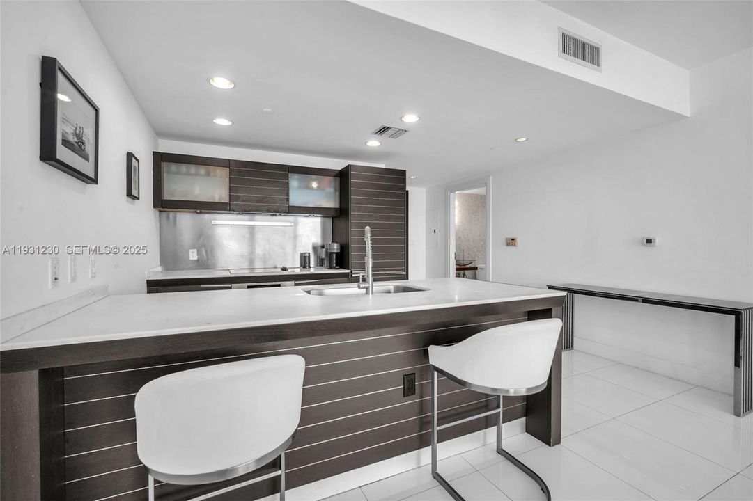 合同活跃: $3,750 (1 贝兹, 1 浴室, 822 平方英尺)