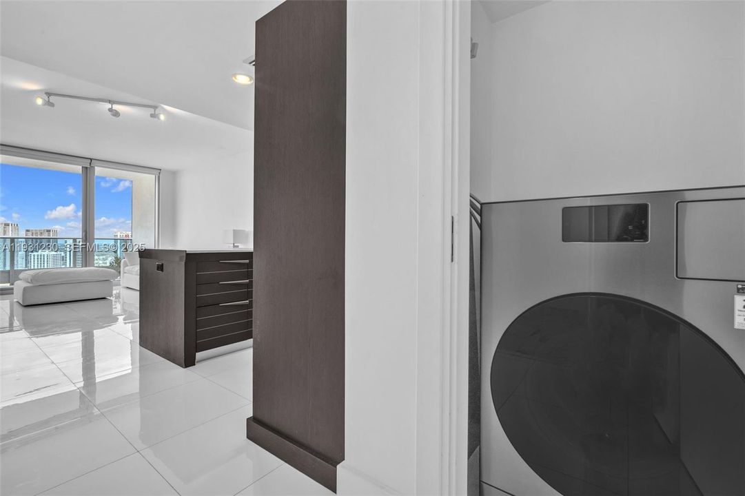 合同活跃: $3,750 (1 贝兹, 1 浴室, 822 平方英尺)