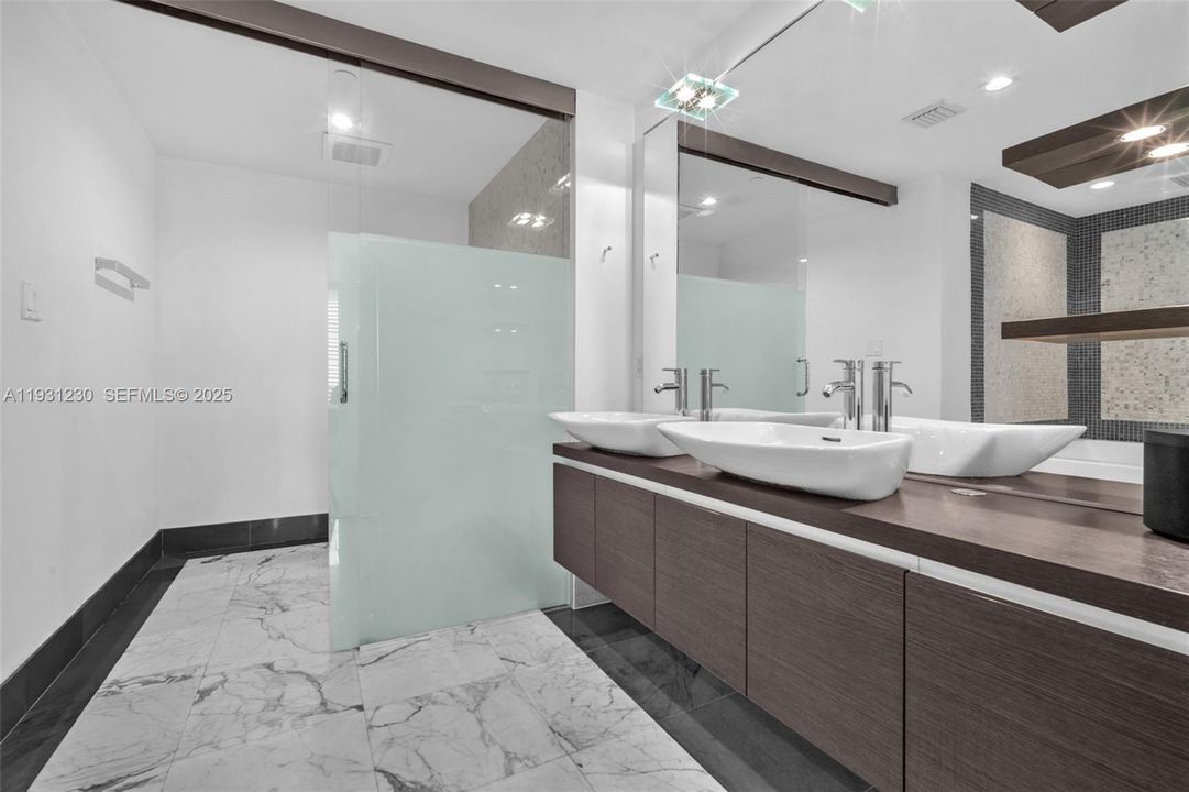 合同活跃: $3,750 (1 贝兹, 1 浴室, 822 平方英尺)