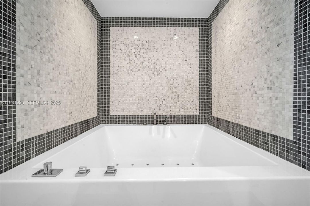 合同活跃: $3,750 (1 贝兹, 1 浴室, 822 平方英尺)