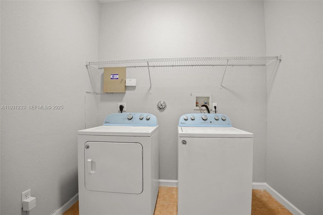 En Venta: $584 (5 camas, 3 baños, 2494 Pies cuadrados)