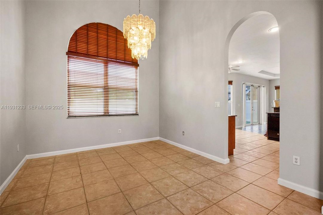 En Venta: $584 (5 camas, 3 baños, 2494 Pies cuadrados)