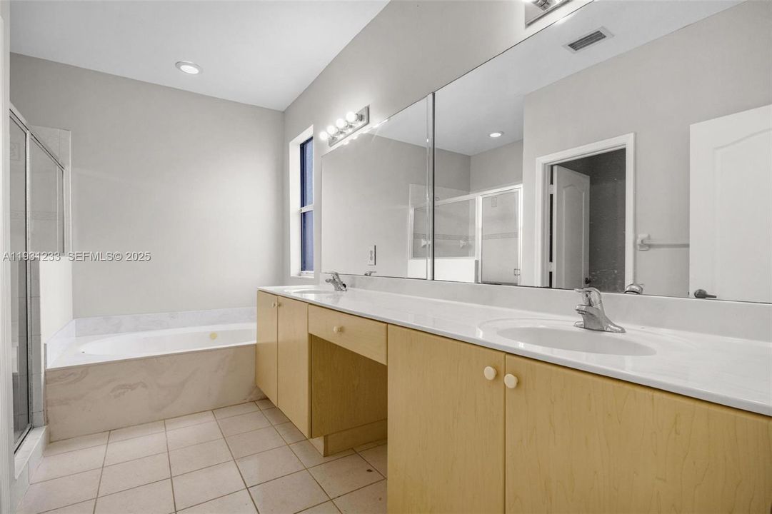 En Venta: $584 (5 camas, 3 baños, 2494 Pies cuadrados)