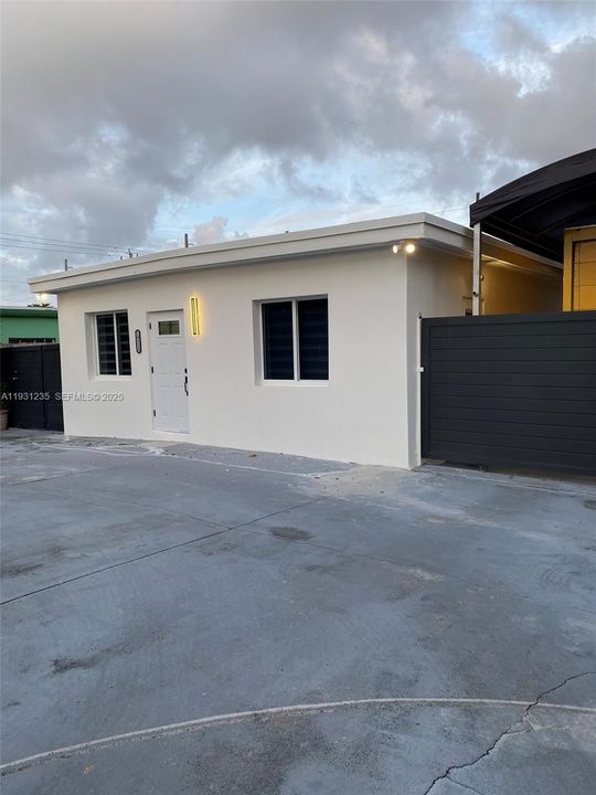 На продажу: $490,000 (2 спален, 1 ванн, 983 Квадратных фут)