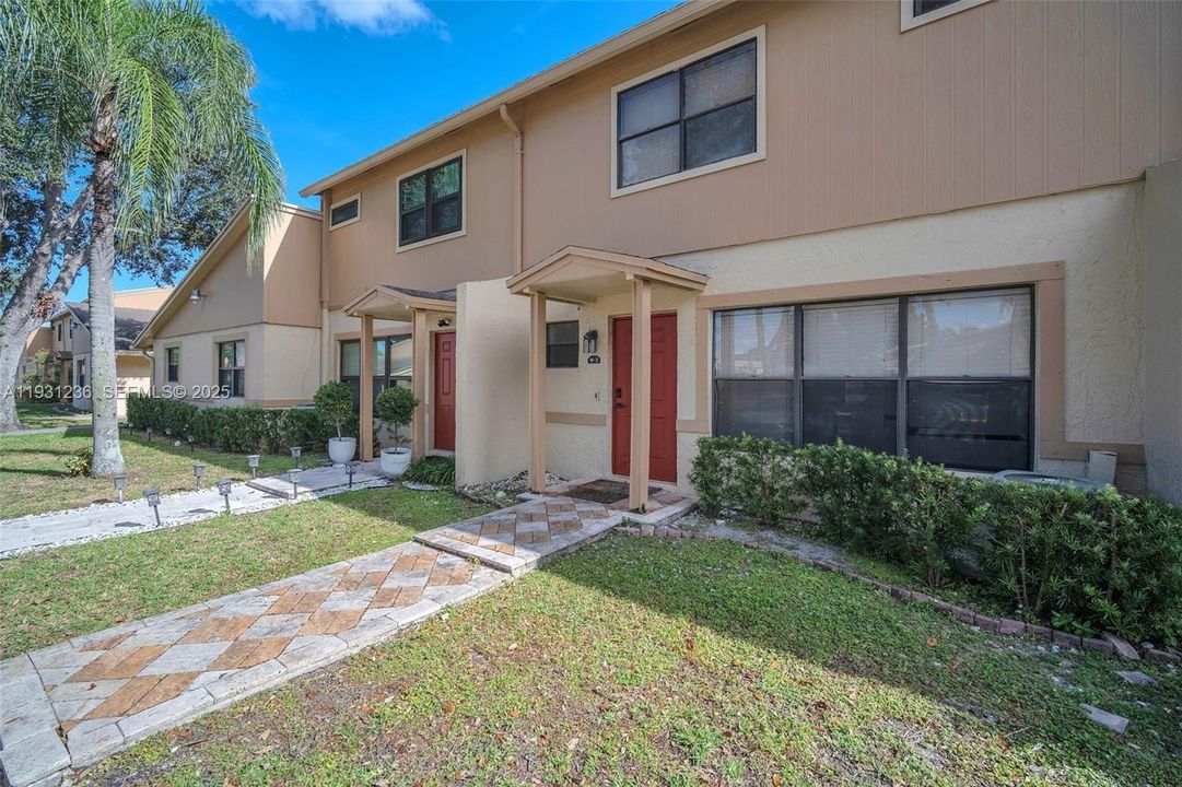 For Sale: $320,000 (3 beds, 2 baths, 1428 Square Feet)