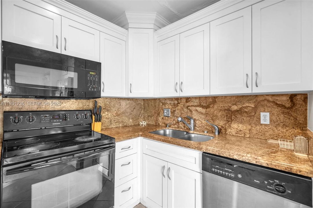 For Sale: $320,000 (3 beds, 2 baths, 1428 Square Feet)