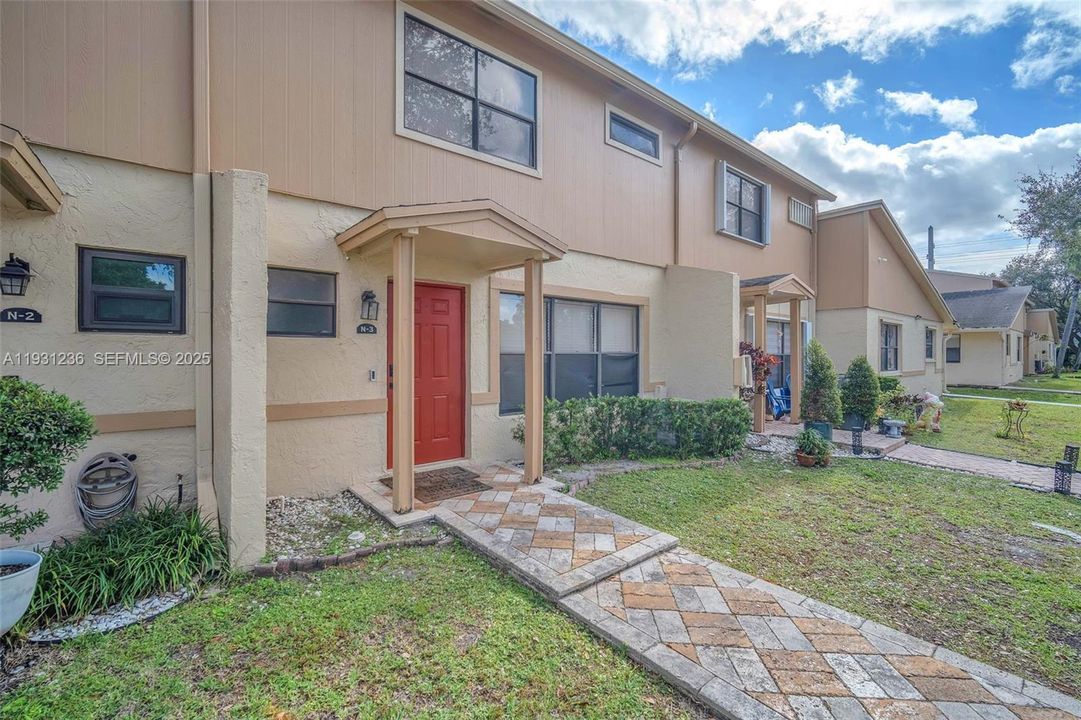 For Sale: $320,000 (3 beds, 2 baths, 1428 Square Feet)