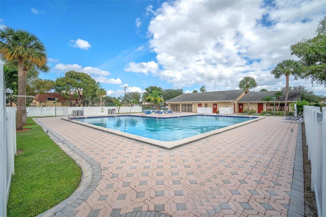 For Sale: $320,000 (3 beds, 2 baths, 1428 Square Feet)