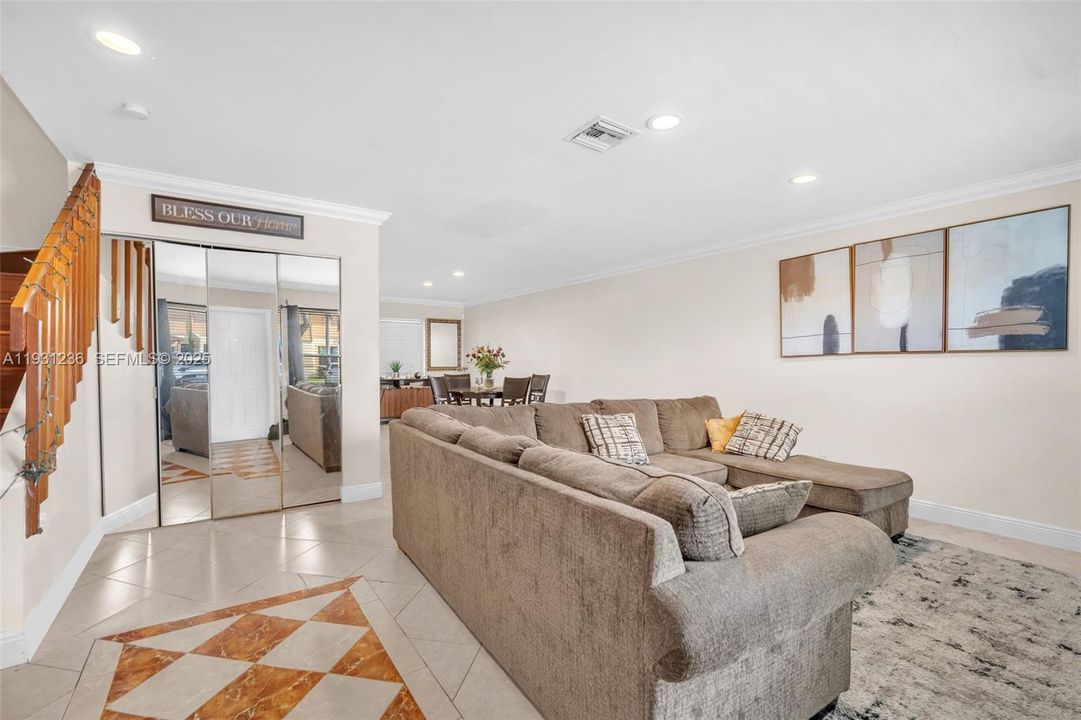 For Sale: $320,000 (3 beds, 2 baths, 1428 Square Feet)