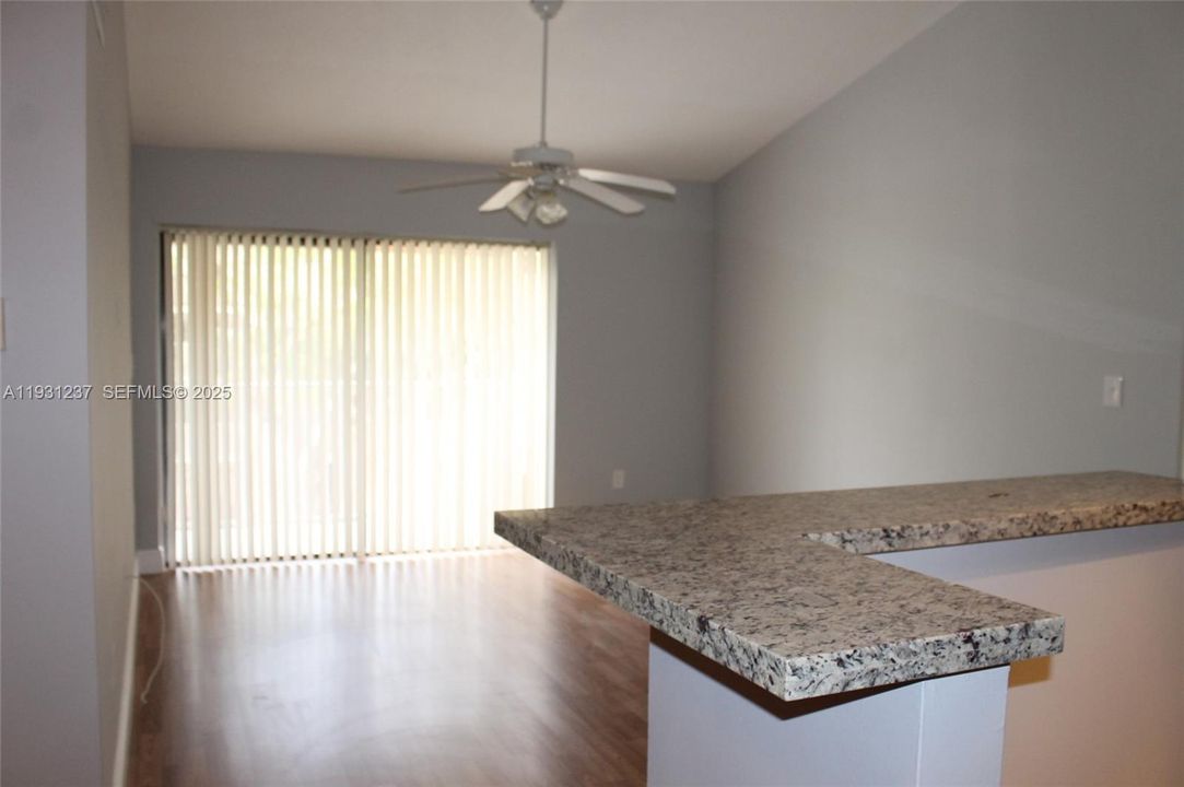 出租: $2,200 (2 贝兹, 1 浴室, 848 平方英尺)