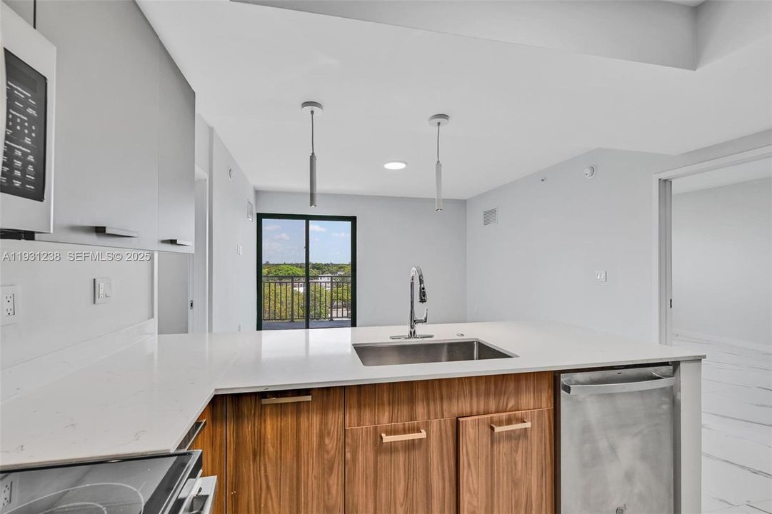 For Rent: $2,861 (2 beds, 2 baths, 901 Square Feet)