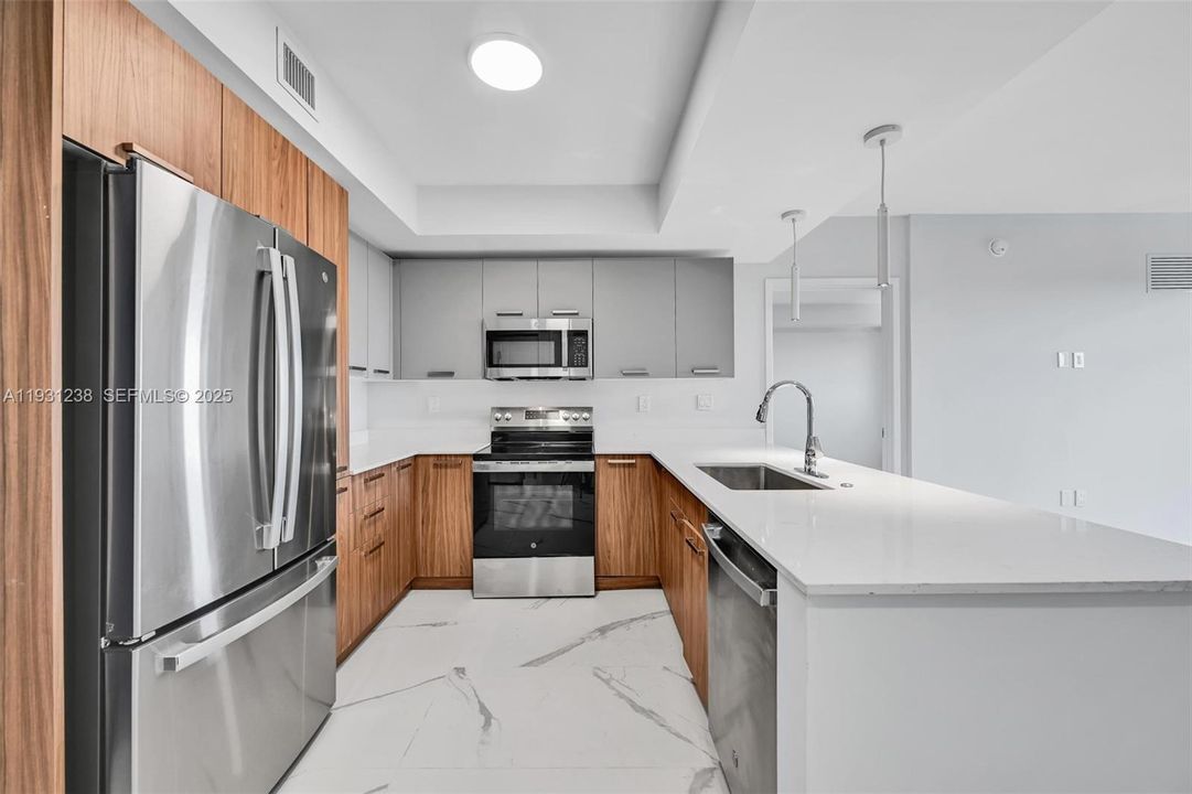For Rent: $2,861 (2 beds, 2 baths, 901 Square Feet)