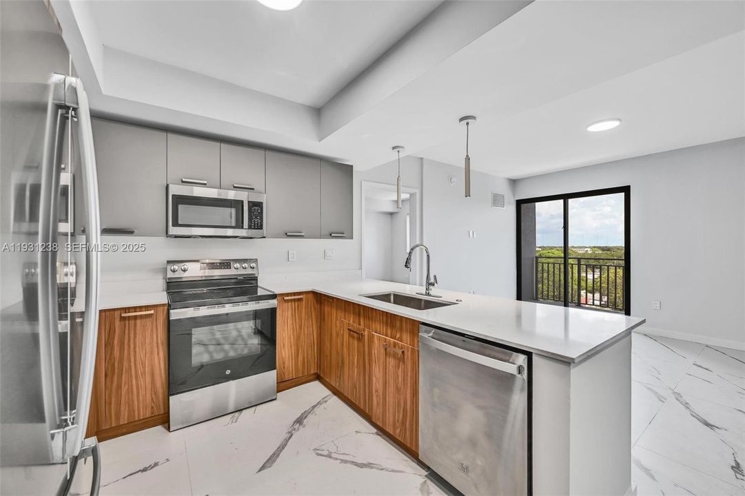 For Rent: $2,861 (2 beds, 2 baths, 901 Square Feet)