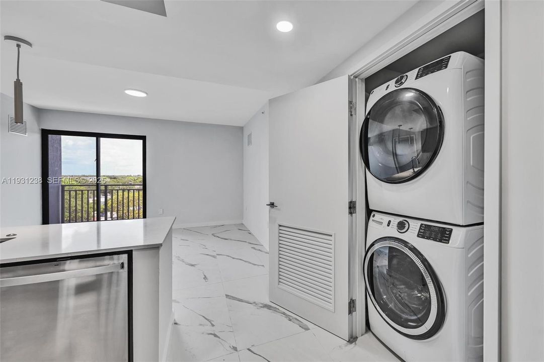 For Rent: $2,861 (2 beds, 2 baths, 901 Square Feet)