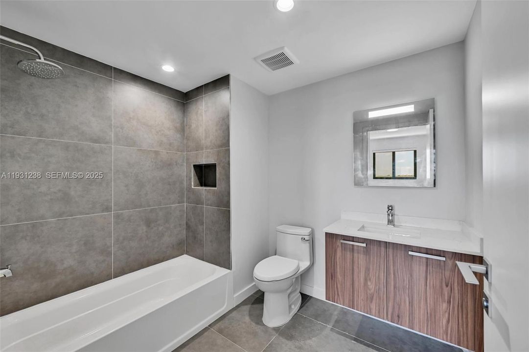 For Rent: $2,861 (2 beds, 2 baths, 901 Square Feet)