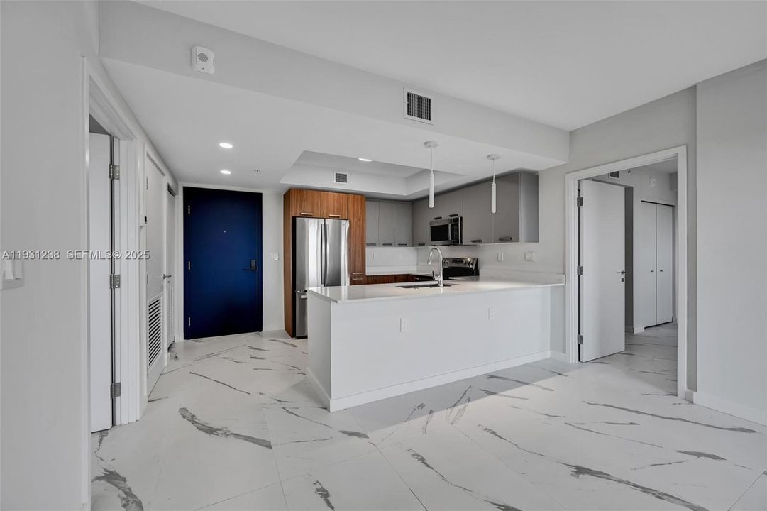 For Rent: $2,861 (2 beds, 2 baths, 901 Square Feet)