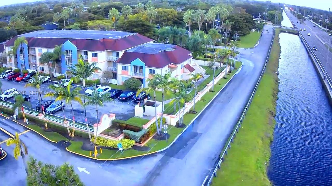 For Sale: $290,000 (2 beds, 2 baths, 1163 Square Feet)