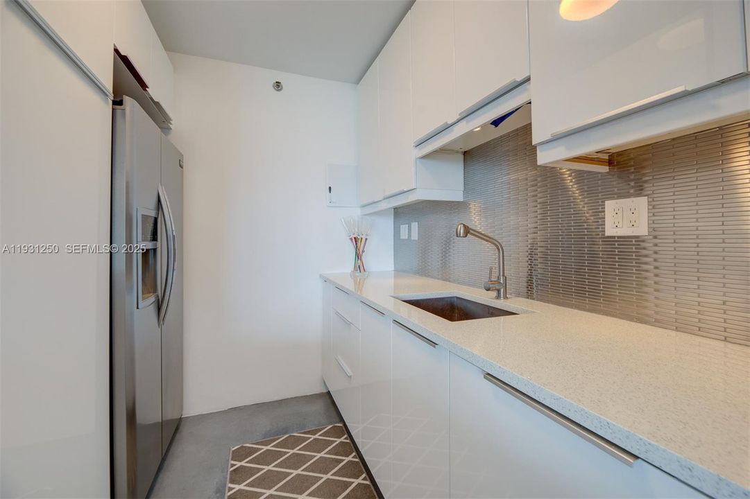 В аренду: $4,000 (1 спален, 1 ванн, 962 Квадратных фут)