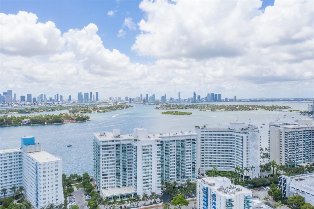 В аренду: $4,000 (1 спален, 1 ванн, 962 Квадратных фут)