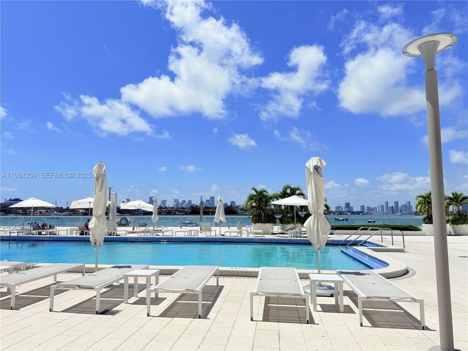 В аренду: $4,000 (1 спален, 1 ванн, 962 Квадратных фут)