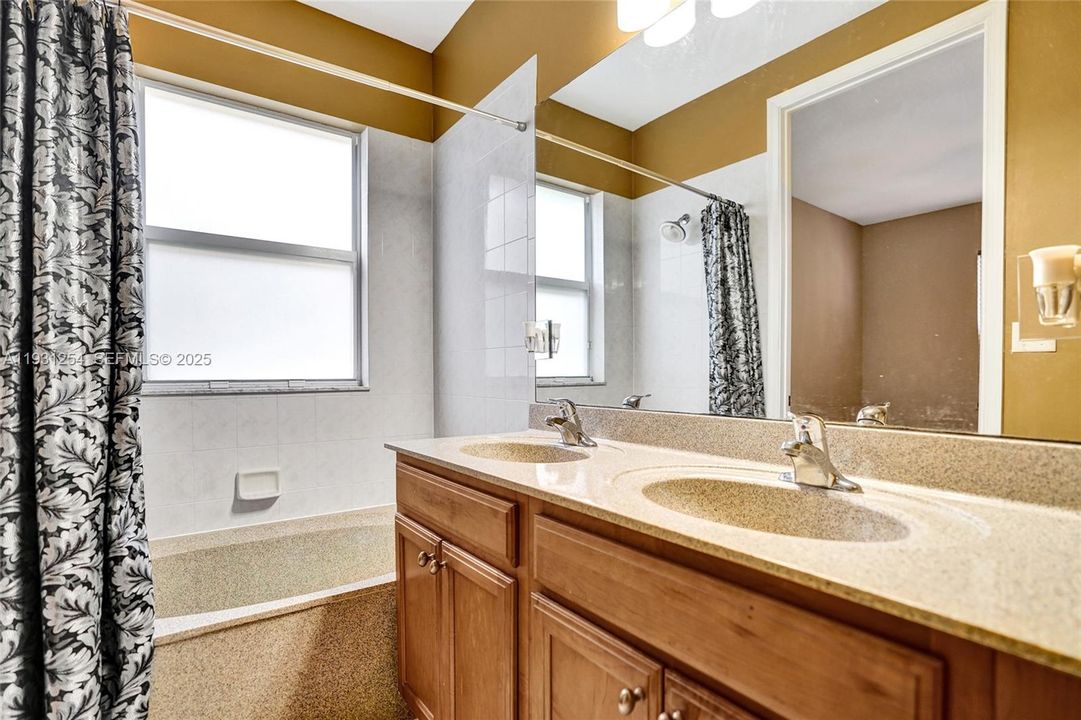 For Rent: $2,400 (3 beds, 2 baths, 1275 Square Feet)