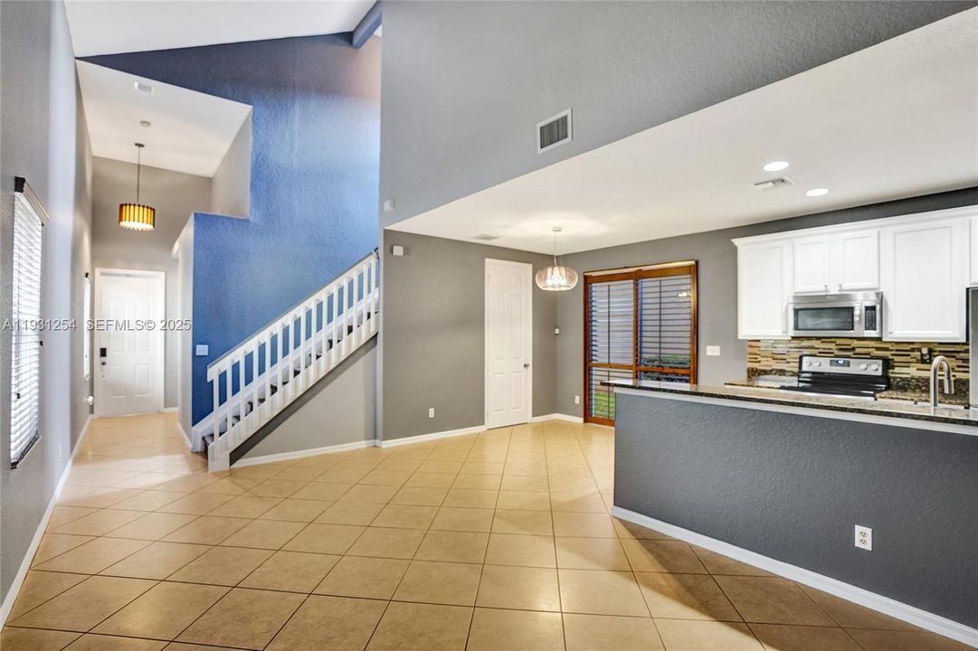 For Rent: $2,400 (3 beds, 2 baths, 1275 Square Feet)