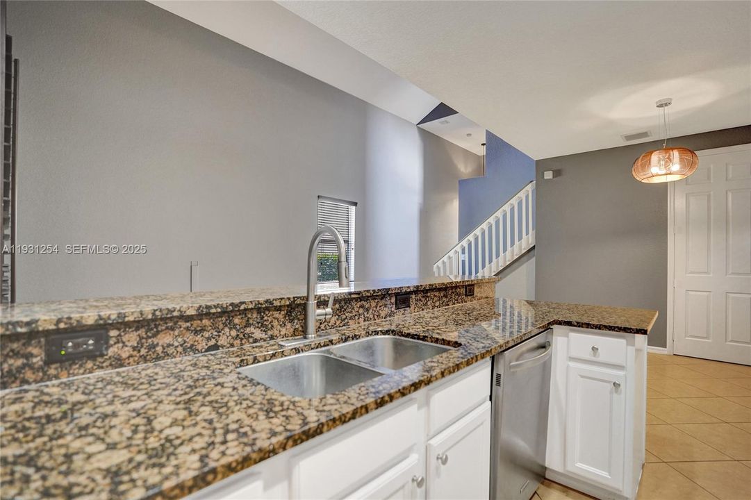 For Rent: $2,400 (3 beds, 2 baths, 1275 Square Feet)