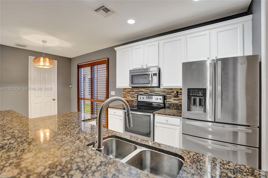 For Rent: $2,400 (3 beds, 2 baths, 1275 Square Feet)