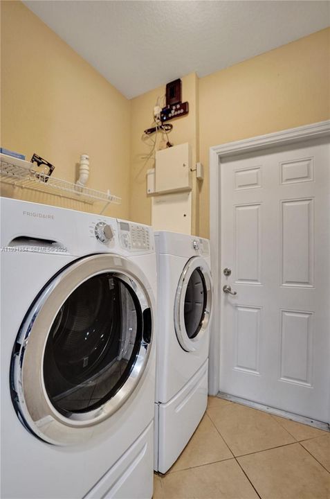 For Rent: $2,400 (3 beds, 2 baths, 1275 Square Feet)