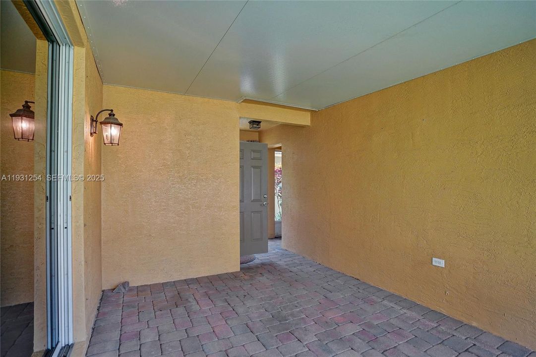 For Rent: $2,400 (3 beds, 2 baths, 1275 Square Feet)