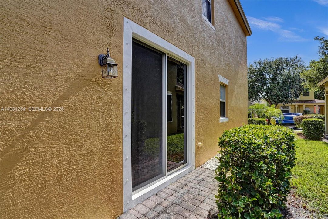 For Rent: $2,400 (3 beds, 2 baths, 1275 Square Feet)