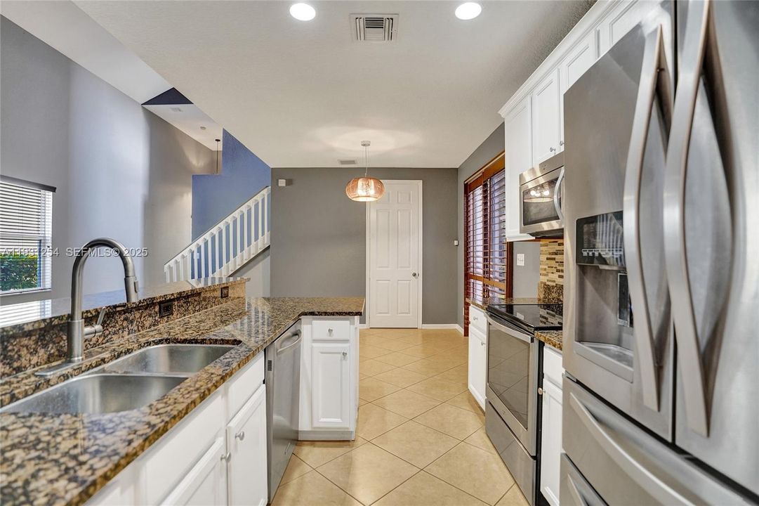 For Rent: $2,400 (3 beds, 2 baths, 1275 Square Feet)