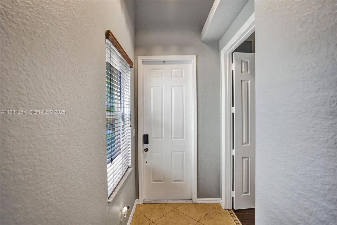 For Rent: $2,400 (3 beds, 2 baths, 1275 Square Feet)