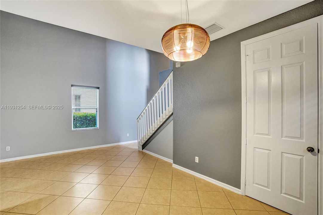 For Rent: $2,400 (3 beds, 2 baths, 1275 Square Feet)