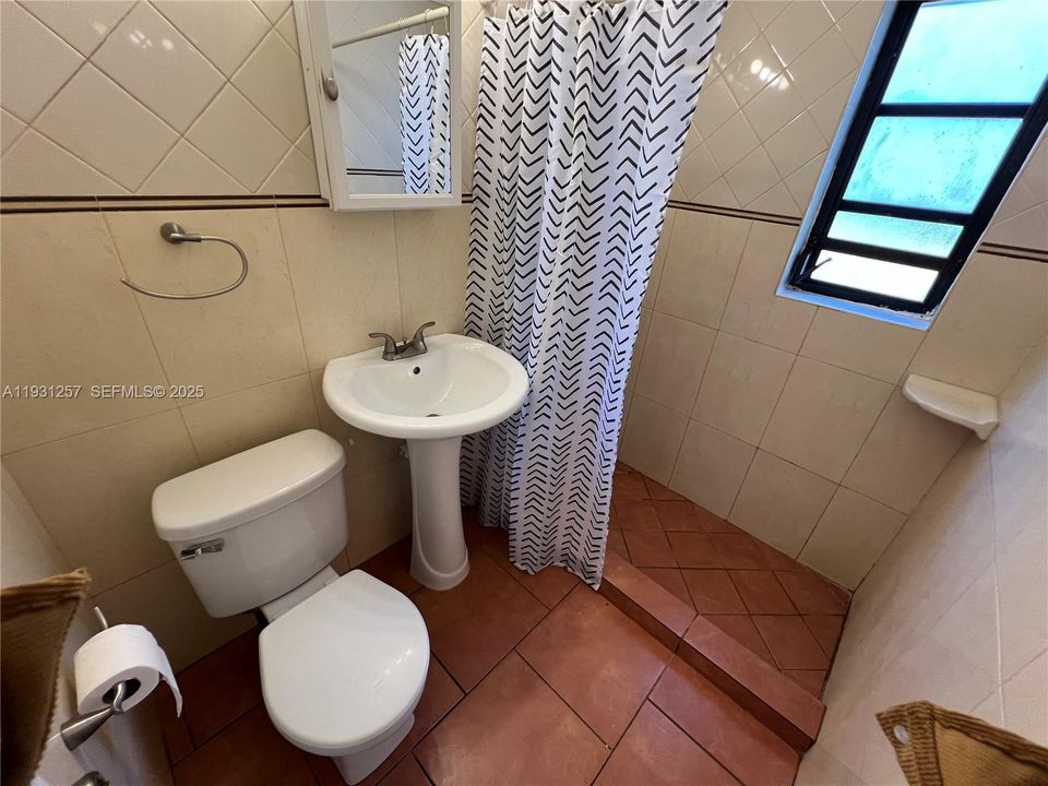 For Sale: $370,000 (2 beds, 1 baths, 858 Square Feet)