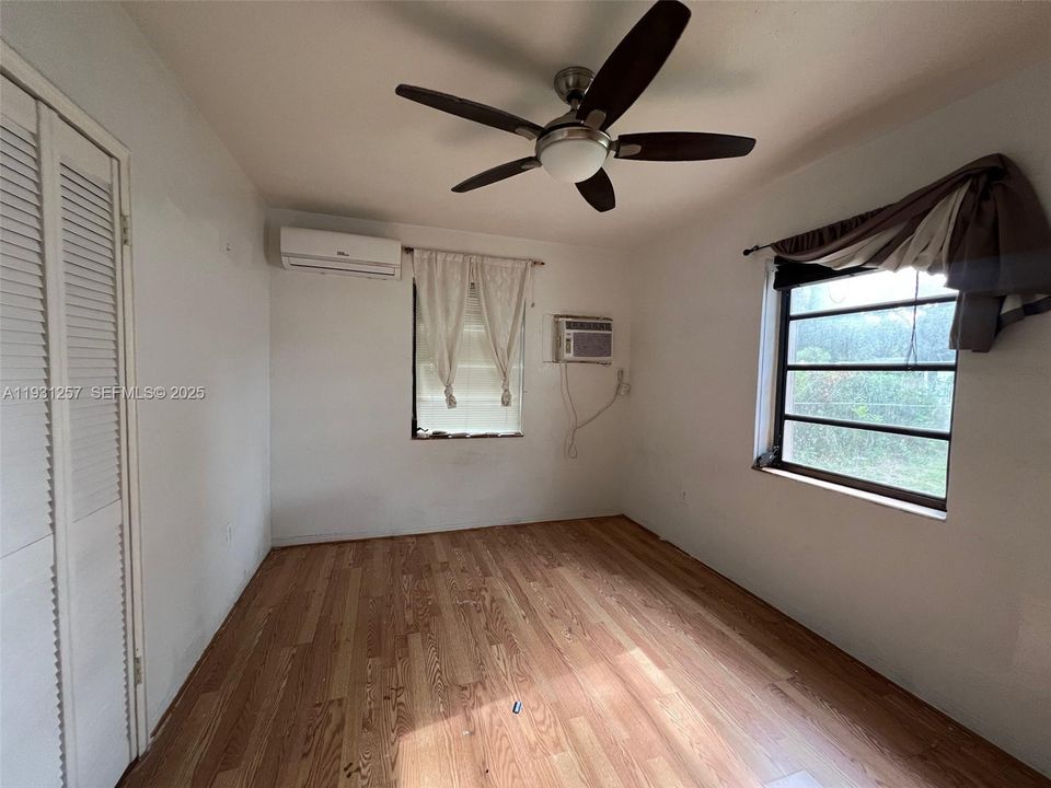 For Sale: $370,000 (2 beds, 1 baths, 858 Square Feet)
