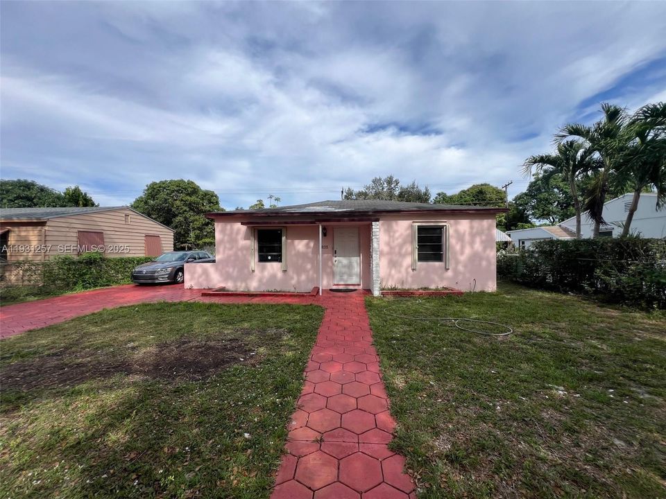 For Sale: $370,000 (2 beds, 1 baths, 858 Square Feet)